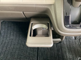 運転席からも助手席からも自由に使えるドリンクホルダーもついております。足元部分にはちょっとした小物を入れるのに便利な収納BOXもあります。