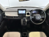 使いやすいレイアウトのダッシュボード周辺です。オートエアコンや小物入れなど嬉しい装備が満載です。