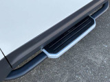 【フィックスドサイドステップ ディーラーOP価格￥195800】車両への乗り降りを助け、ルーフへの荷物の積み込みを容易にします。オフロードスタイルを際立たせます。
