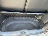 底が深いトランクルームとなっており、荷物がなだれ落ちてくることを防いでくれます。5人座れる状態のシートでも多くの荷物を載せられるだけのスペースを確保しております。
