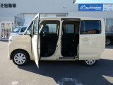 両面スライドドアとなっております!狭い場所に駐車した時に安心して横にスライドして乗り降りできますよ!