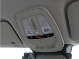ルーフにあるボタンは、車両が始動しない場合、パンクした場合、または事故に遭った場合などの緊急時に支援の要請に使用できるため、安心感を高めることができます。