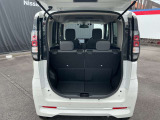 バックドアは大きく開きます。定員乗車時でも十分広いラゲッジスペースを確保しています