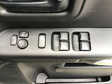 ドアミラー調整スイッチとパワーウィンドウスイッチを運転席ドアに集中させています