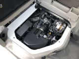 エンジンルームへは運転席・助手席シート下からアクセス