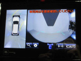 パノラミックビューモニター付きです。車両を上から見たような映像をディスプレイオーディオ画面に表示。運転席からの目視だけでは見にくい、車両周辺の状況をリアルタイムでしっかり確認できます。