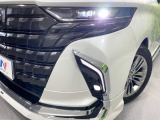 【LEDヘッドライト】悪天候や夜間走行時も良好な視界を確保し安心して運転できる高輝度LEDヘッドライトを装備!点灯速度が早く、消費電力も抑えられています。