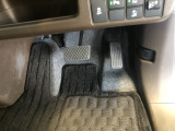【運転席】アクセル、ブレーキはこのようになっております。