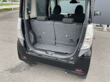 バックドアは大きく開きます。定員乗車時でも十分広いラゲッジスペースを確保しています