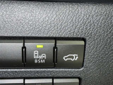 隣車線を走る車両をレーダーで検知し、ドアミラーでは確認しにくい後側方エリアに存在する車両に加え、急接近してくる車両も検知します。車両を検知するとドアミラーに搭載されたLEDインジケーターが点灯します。