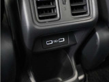 ◆後席用USBチャージャー◆後部座席に搭乗される方のために便利で使いやすい位置に設置。長時間のドライブも安心です♪