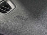 ◆助手席エアバッグ◆SRSエアバッグは、シートベルトだけでは防ぎきれない衝突時の衝撃から乗員を守るための安全装置。衝突時に瞬時に膨らみ、頭部や胸部がダッシュボードに直接衝突するのを防ぎます。