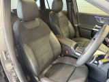 メルセデスのシートは、少し硬めに出来ておりますので、長時間の運転でも疲れにくく、安全にドライビングをお楽しみ頂けます