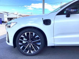 ボルボXC60の強烈なパワー(253馬力 カタログ値)を4輪で余すところなく地面に伝える純正21インチアルミホイールと、255/40R21サイズのラジアルタイヤ。高次元の走りと乗り心地を両立します。