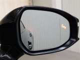 隣車線を走る車両をレーダーで検知し、ドアミラーでは確認しにくい後側方エリアに存在する車両に加え、急接近してくる車両も検知します。車両を検知するとドアミラーに搭載されたLEDインジケーターが点灯します。