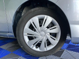【ホイールキャップ】自動車の車輪の外側取り付け部につける円盤状のおおいで、締め付けボルトなどを保護し装飾をも兼ねてますよ☆