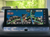 地図が画面いっぱいに表示され、周辺の道路や施設をひと目で確認しやすい画面です。検索や表示切替の案内もあり、目的地を探したいときに活用しやすい構成です。