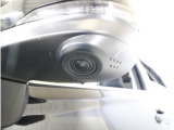 助手席側で見えにくい左前方の映像を、車内のマルチファンクションディスプレイに映し出します。前方への駐車や左寄せ、狭い道でのすれ違いなど、さまざまなシーンで安心して運転できる便利な機能です。
