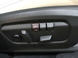 【電動シート(メモリー機能付き)】ドライバーのシートポジションを記憶させることが出来ます。お二人で交代しながら長距離を運転される際など、交代の度にシートポジションを確認する必要が御座いません。