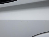 助手席側ドアにキズがあります。