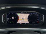 【Digital Cockpit Pro】基本の速度計とタコメーターの表示に加え、中央にドライビングデータやマップなどを少ない視線移動で視認できます。