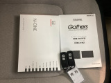 家族やパートナーと個別に持てるため、貸し借りの手間がなくスムーズに乗車できます。また、メインキーを自宅に置いたまま、もう一方をサブとして常に鞄に入れておけるため、持ち出し忘れを防げる点も便利です。