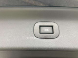 バックドアのスイッチを押すだけでで閉まります。