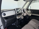助手席側からも簡単に運転席へ移動出来ます