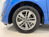 アルミホイールが車の雰囲気を引き立てますね!