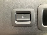 「キーを携帯」「車両電源OFF」「すべてのドアが閉まっている」これらの条件を満たす時にリアゲートロックスイッチを押しゲートを閉めると、すべてのドア、リアゲート、給油口が施錠されます。