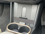 【置き型充電器】置き型充電に対応しております。お持ちの携帯電話が置き型充電器対応でしたら、充電コードの必要なく、すっきりとした車内のまま携帯の充電が可能です。