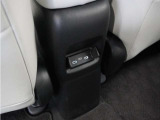◆後席用USBチャージャー◆後部座席に搭乗される方のために便利で使いやすい位置に設置。長時間のドライブも安心です♪