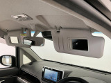 【サンバイザー】車内で身だしなみを整えるためのバニティミラーがセット。お化粧直しや髪型のチェックに活用できます。