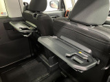 【格納式シートバックテーブル(運転席/助手席)】 物が落ちにくいふち高テーブルはタブレットが立てかけられ、お子さま用のマグカップや500mlの紙パックが入るカップホルダーも備えています