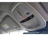 運転席のルーフには室内照明だけでなくSOSの通報ボタンが装備されています 事故の際にはワンプッシュでレスキューと通話が可能です