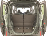 開口部も広く荷物の積み下ろしもしやすいお車となっております。シートの背もたれは5:5の割合で背もたれを可倒でき、前後のシートスライドもできるので荷室をひろげることができます。