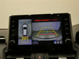 パノラミックビューモニター付きです。車両を上から見たような映像をディスプレイオーディオ画面に表示。運転席からの目視だけでは見にくい、車両周辺の状況をリアルタイムでしっかり確認できます。