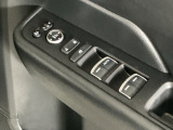 運転席のスイッチで全てのウィンドウの開閉操作を行うことができます。ロックボタンをONにしておくと、運転席以外のウィンドウは作動しないのでお子様を乗せているときなども安心ですね♪