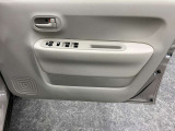 【運転席ドア】収納ポケットがあります。