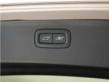 テールゲートには、スイッチ一つで開閉可能な電動開閉機能を装備。また、リアバンパーの下で足を動かすだけで開閉できる、ハンズフリー・オープニング/クロージング機構も搭載しています。