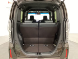 開口部も広く荷物の積み下ろしもしやすいお車となっております。シートの背もたれは5:5の割合で背もたれを可倒でき、前後のシートスライドもできるので荷室をひろげることができます。