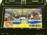 高画質モニターで、映像コンテンツを鮮やかに楽しめます。停車時に活用できるエンターテイメント機能も備えています。