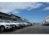 日本最大規模のメルセデス・ベンツ認定中古車展示場です。およそ25台展示可能な屋内展示場と、およそ80台展示できる広い屋外展示に厳選されたサーティファイドカーを常時展示しております。