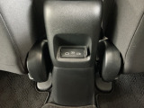 後部座席の方も使用しやすいよう、運転席と助手席の間に充電用USBジャックを2個装備!iPhoneはもちろん少しアンペアが高めのiPadも充電することが出来ます♪