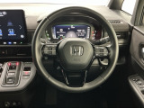 【ハンドル】運転にかかわる様々な操作を安全に行えるように視点移動が少なく操作性に配慮されたスイッチ類が凝縮されたコックピットです。