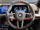 【ハンドル】ドライバーとBMW車の一体感がダイレクトに伝わるステアリングホイール。形状・太さへの拘りに加えて、操作性を高める為にスイッチ類も配置。クイックかつ安定のドライビングを体感下さい!