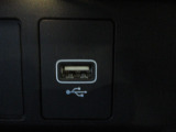 USB対応のデジタル機器をつないで快適なカーライフを!!