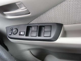 運転席側のドア内側です。ドアミラーの格納や角度調整やパワーウィンドーのスウィッチがコンパクトにまとまっています。ボトルホルダーも付いています。