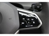 【ステアリング右側】メーター内のメニュー操作のスイッチ類です。パドルシフトは、ステアリングを握りながらシフトチェンジができます。