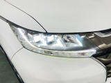白く明るい光で夜間走行をサポートするLEDヘッドランプを搭載